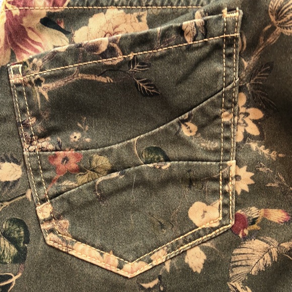 BRAND NEW Exceptionally Stylish Pants (Made in ITALY 🇮🇪) - Picture 8 of 10